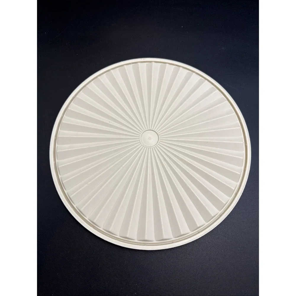 Tupperware Tan Almond Servalier Replacement Lid 881-8 Fits Bowl 880